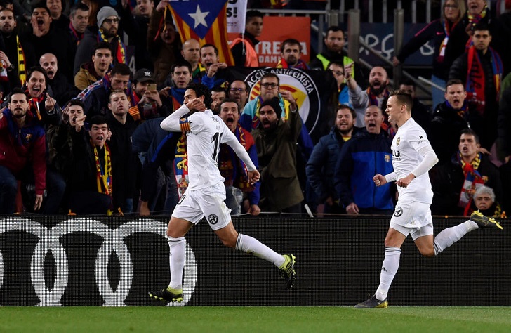 Daniel Parejo in action for Valencia.