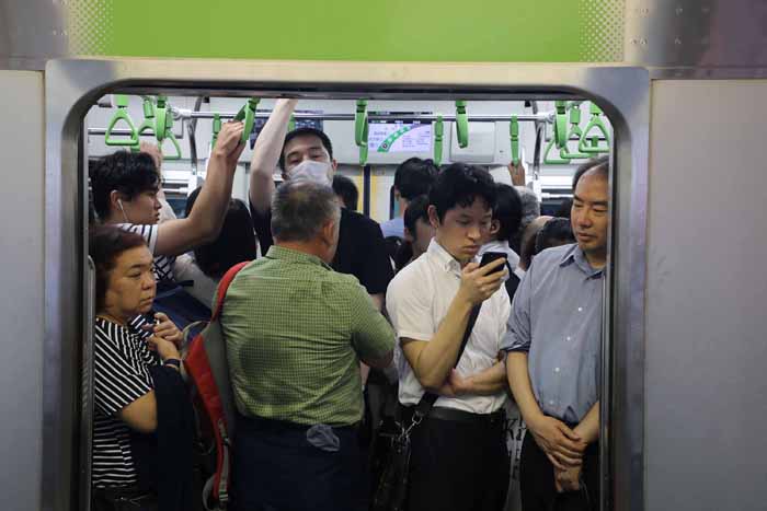 Packed Tokyo subway